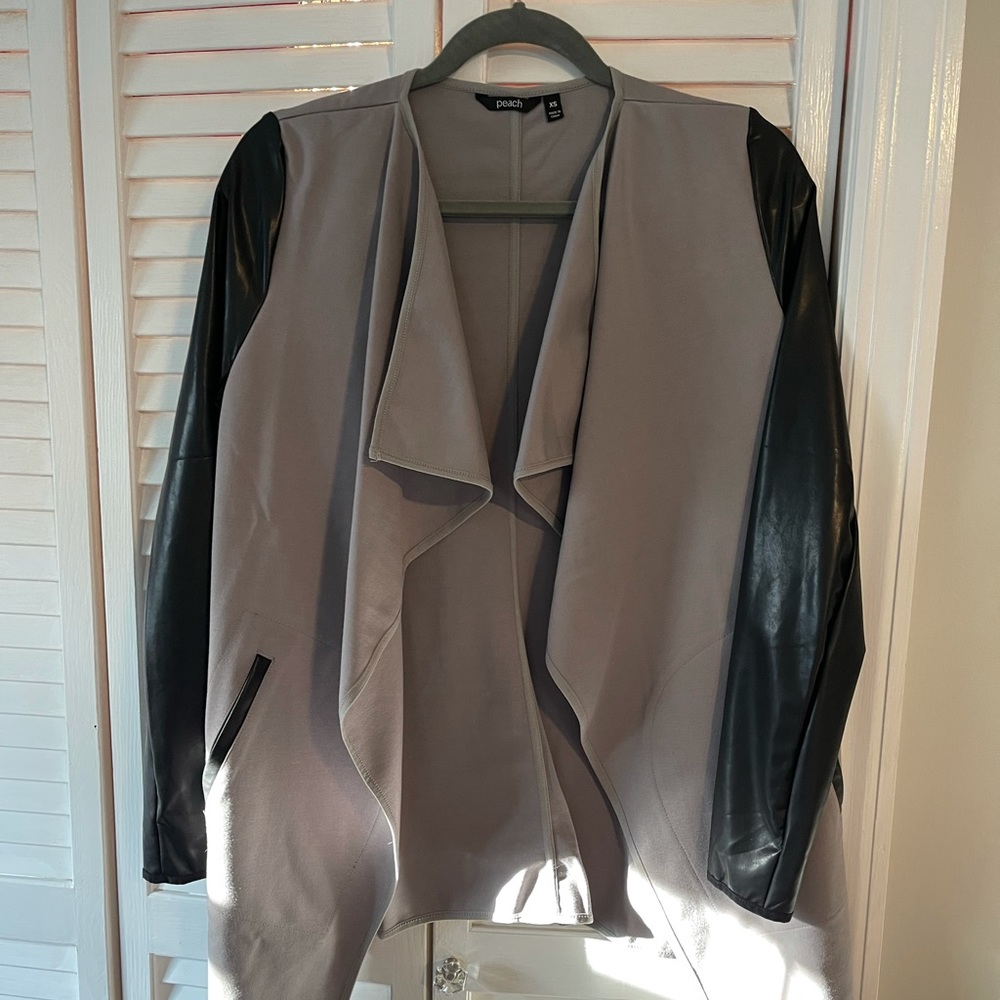 Peach Dismount Jacket - gray + black with large pockets